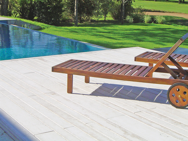 Premoldeck y Tablock son solados cementicios premoldeados para ser colocado a modo de entablonado como un clásico deck exterior; Tablock también es apto para instalación interior. Resistentes, antideslizantes y atérmicos, resultan casi eternos.